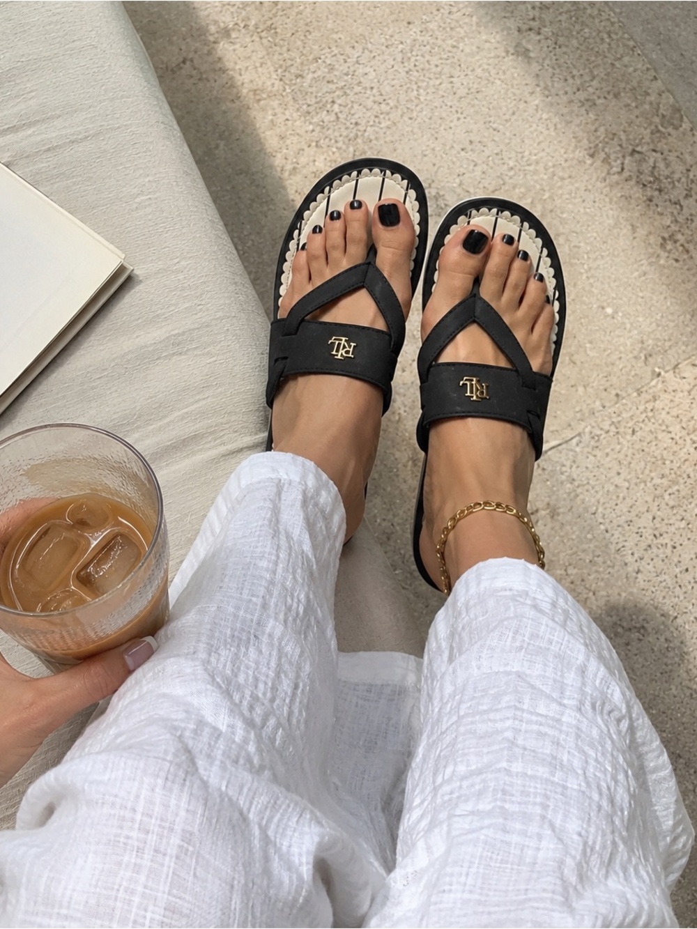 Lauren Ralph Lauren Black Gold Logo Flip Flop Sandals Size 5